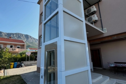 Ugradnja vanjske invalidske platforme u Kaštel Sućurcu – pristupačan ulaz i moderan dizajn